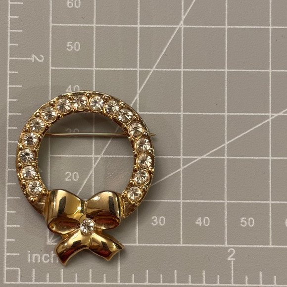 Gold Circle Brooch with Bow and Clear Rhinestones – Vintage 1" Holiday Jewelry - Picture 5 of 6